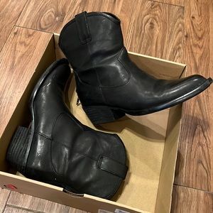 Pre owned born boots size 8 retail 140